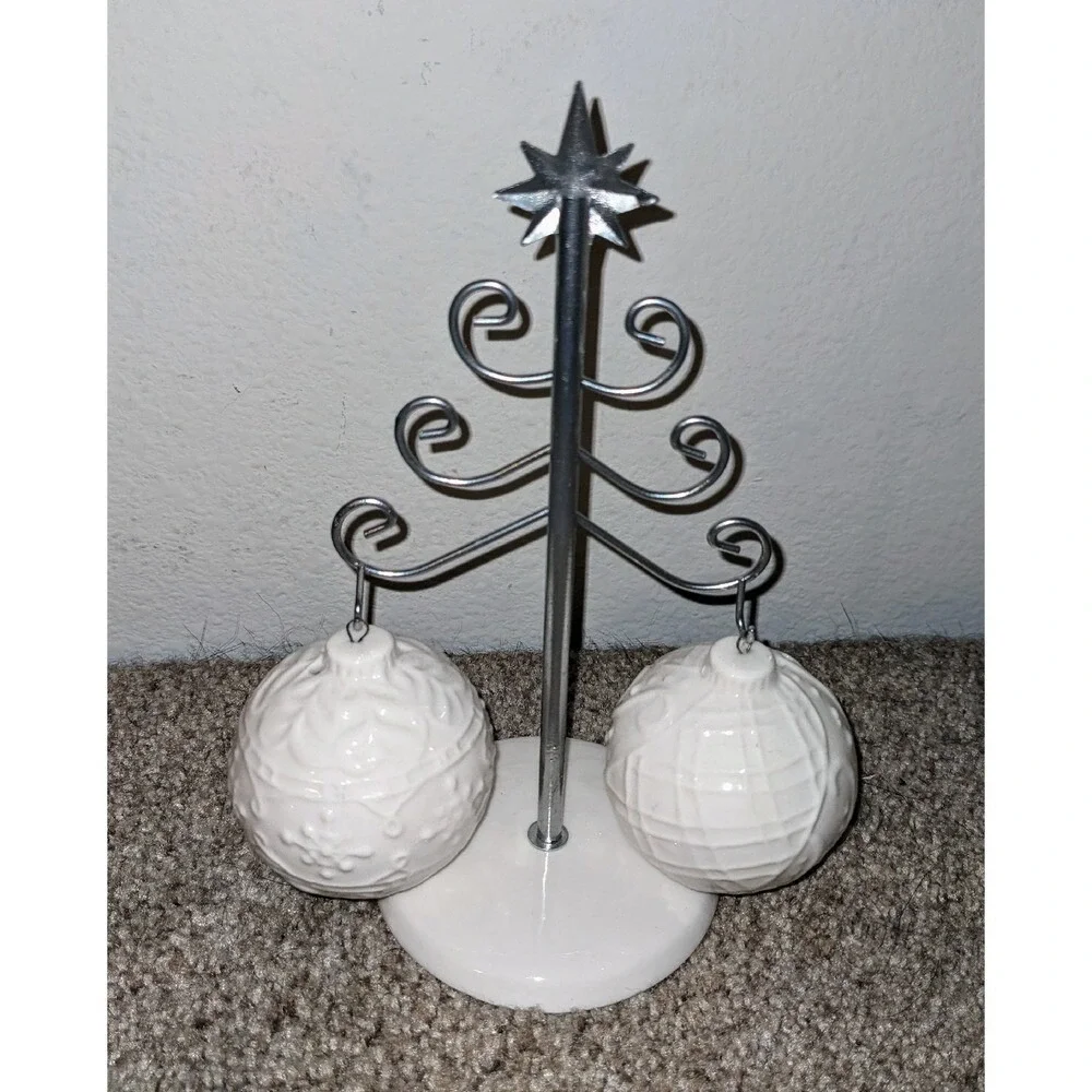 Cracker Barrel Christmas Ornament Salt & Pepper Shakers with Tree Stand‎